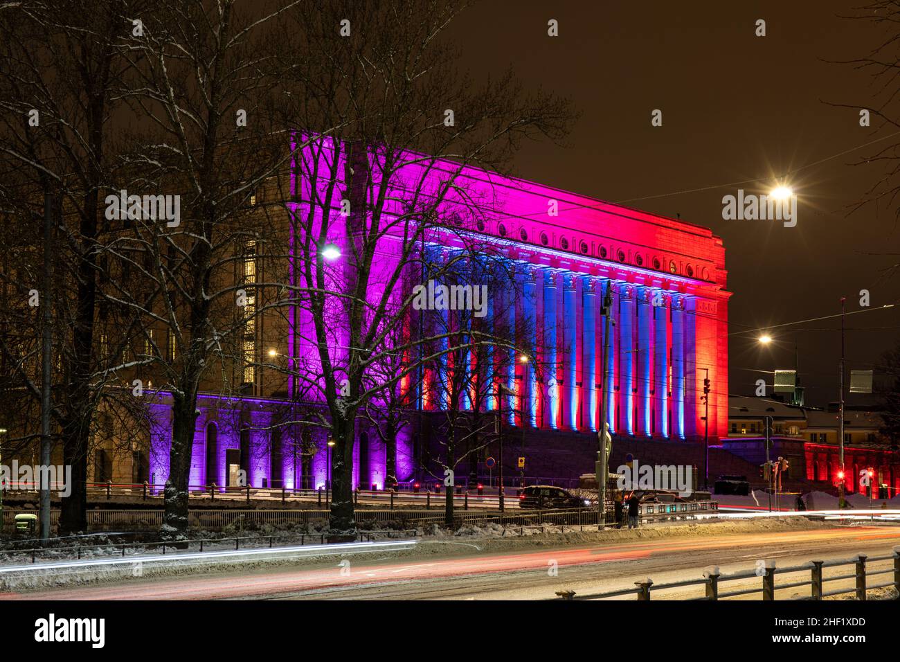 Das Parlamentsgebäude wurde während des Lux Helsinki Light Art Festivals in Helsinki, Finnland, rot und blau beleuchtet Stockfoto