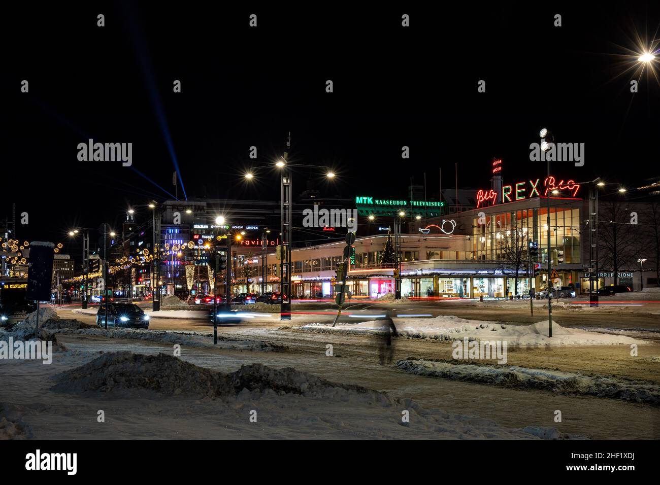 Mannerheimintie Blick auf die Straße mit Lasipalatsi und Forum Neonlicht nach Einbruch der Dunkelheit im Stadtzentrum von Helsinki Stockfoto