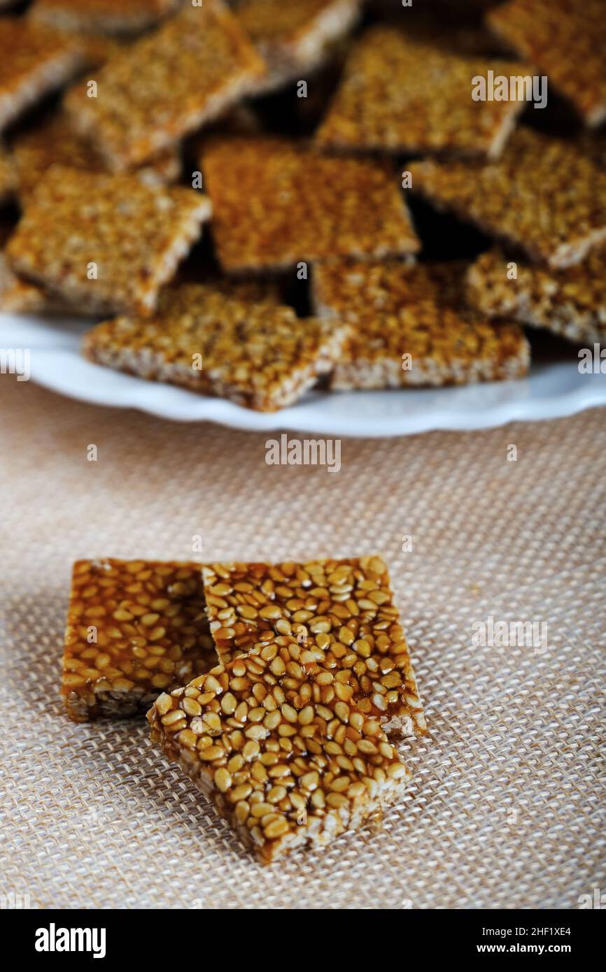 Makar sankranti Spezialartikel Tilgul, Til ke laddu, Chikki, alles süße Dinge, die aus weißen Sesamsamen und Jaggery hergestellt werden. Winter spezielle indische Lebensmittel Gesundheit Stockfoto