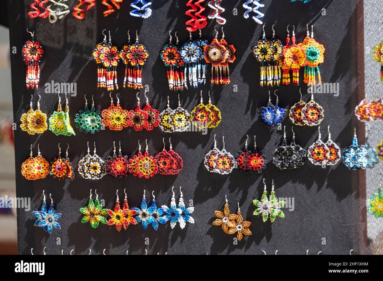 Ohrringe sind in der Villa de Leyva, Boyacá, Kolumbien, erhältlich Stockfoto