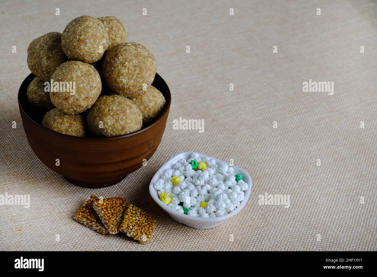 Makar sankranti Spezialartikel Tilgul, Til ke laddu, Chikki, alles süße Dinge, die aus weißen Sesamsamen und Jaggery hergestellt werden. Winter spezielle indische Lebensmittel Gesundheit Stockfoto