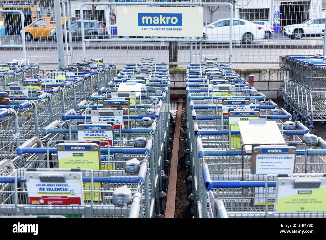 VALENCIA, SPANIEN - 13. JANUAR 2022: Makro ist eine internationale Marke von Lagerclubs, die Lebensmittel und Non-Food-Produkte verkauft Stockfoto
