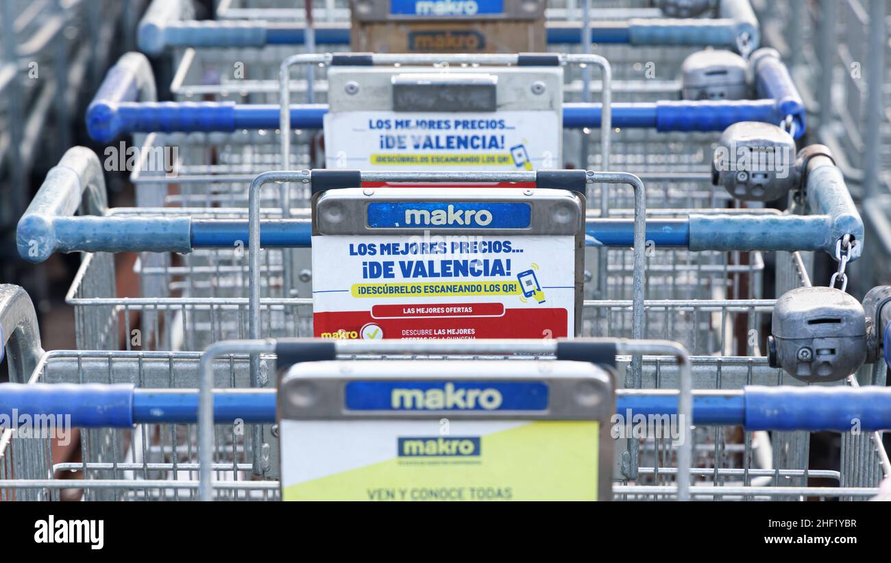 VALENCIA, SPANIEN - 13. JANUAR 2022: Makro ist eine internationale Marke von Lagerclubs, die Lebensmittel und Non-Food-Produkte verkauft Stockfoto