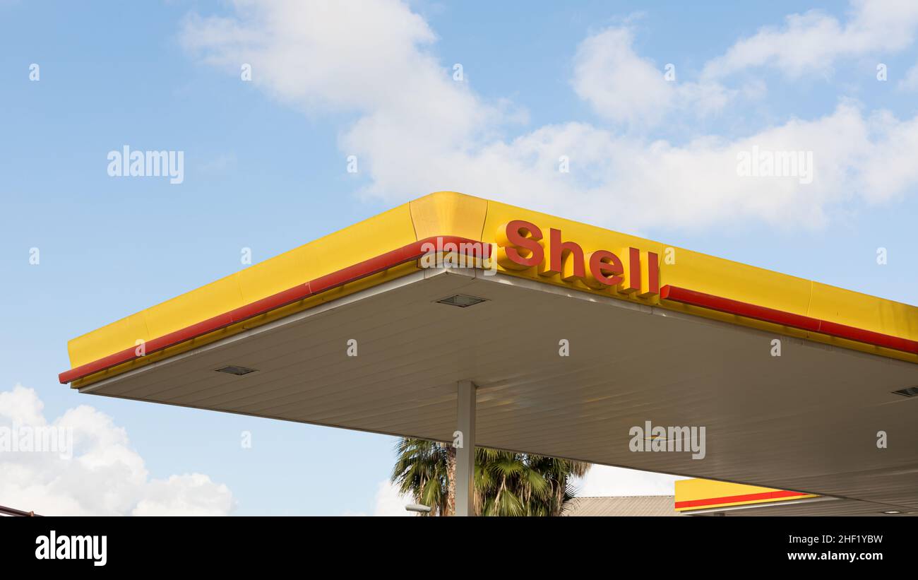 VALENCIA, SPANIEN - 13. JANUAR 2022: Shell ist ein US-amerikanisches multinationales Ölunternehmen Stockfoto