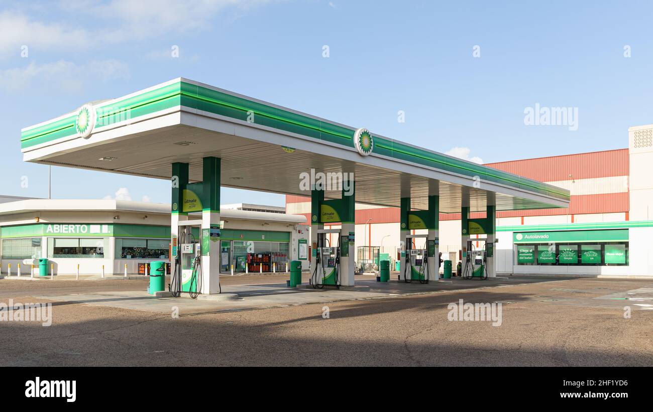 VALENCIA, SPANIEN - 13. JANUAR 2022: BP British Petroleum ist ein britisches multinationales Öl- und Gasunternehmen mit Sitz in London, England Stockfoto