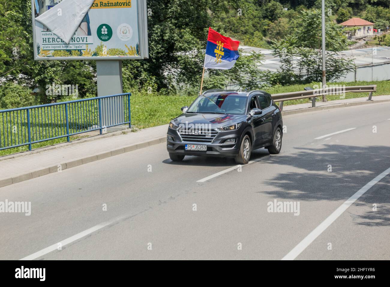 HERCEG NOVI, MONTENEGRO - 1. JUNI 2019: Auto mit der Flagge der Serbisch-Orthodoxen Kirche in Herceg Novi, Montenegro. Stockfoto