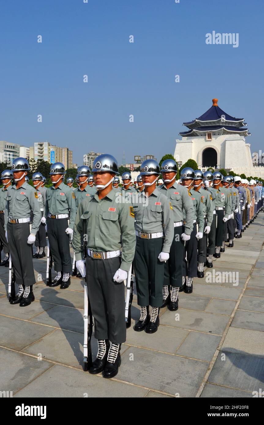 Feierlicher Wachwechsel in der Gedenkhalle Chiang Kai-shek, Taipei, Taiwan (國立中正紀念堂, 台北市, 台灣) Stockfoto