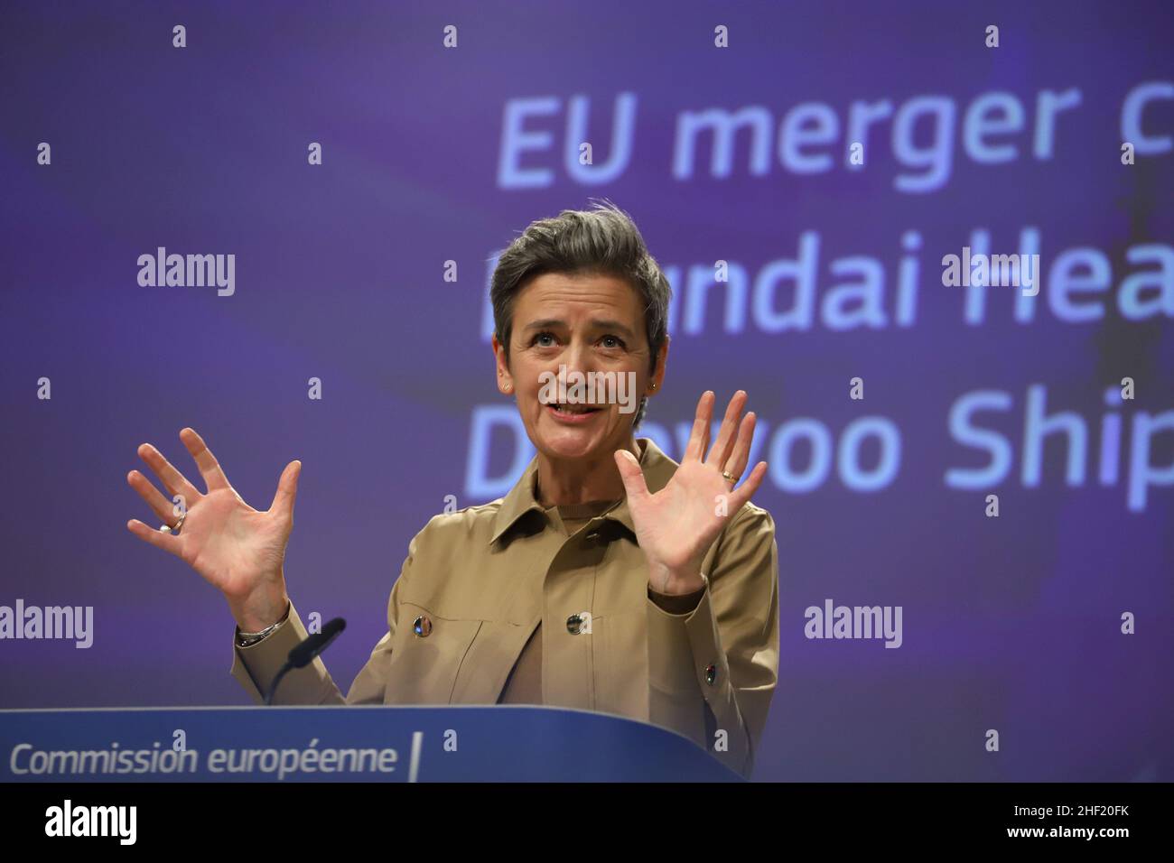 Brüssel, Belgien. 13th Januar 2022. Die EU-Kommissarin für ein Europa, das für das digitale Zeitalter geeignet ist, Margrethe Vestager spricht am 13. Januar 2022 auf einer Pressekonferenz am Hauptsitz der Europäischen Kommission in Brüssel, Belgien. Die EU blockierte den Zusammenschluss zwischen den beiden Schiffbauunternehmen Südkorea Daewoo Shipbuilding & Marine Engineering und Hyundai Heavy Industries Holding und sagte, dass der Zusammenschluss zu „weniger Lieferanten und höheren Preisen für große LNG-transportierende Schiffe“ geführt hätte (Bildquelle: © Valeria Mongelli/ZUMA Press Wire) Stockfoto