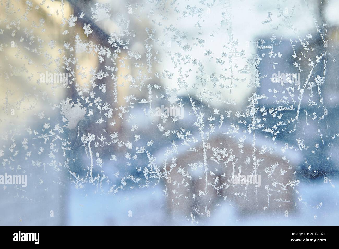 Schöne Wintermuster auf dem Glas Schnee, Frost, Raureif . Toller Winterhintergrund. Stockfoto