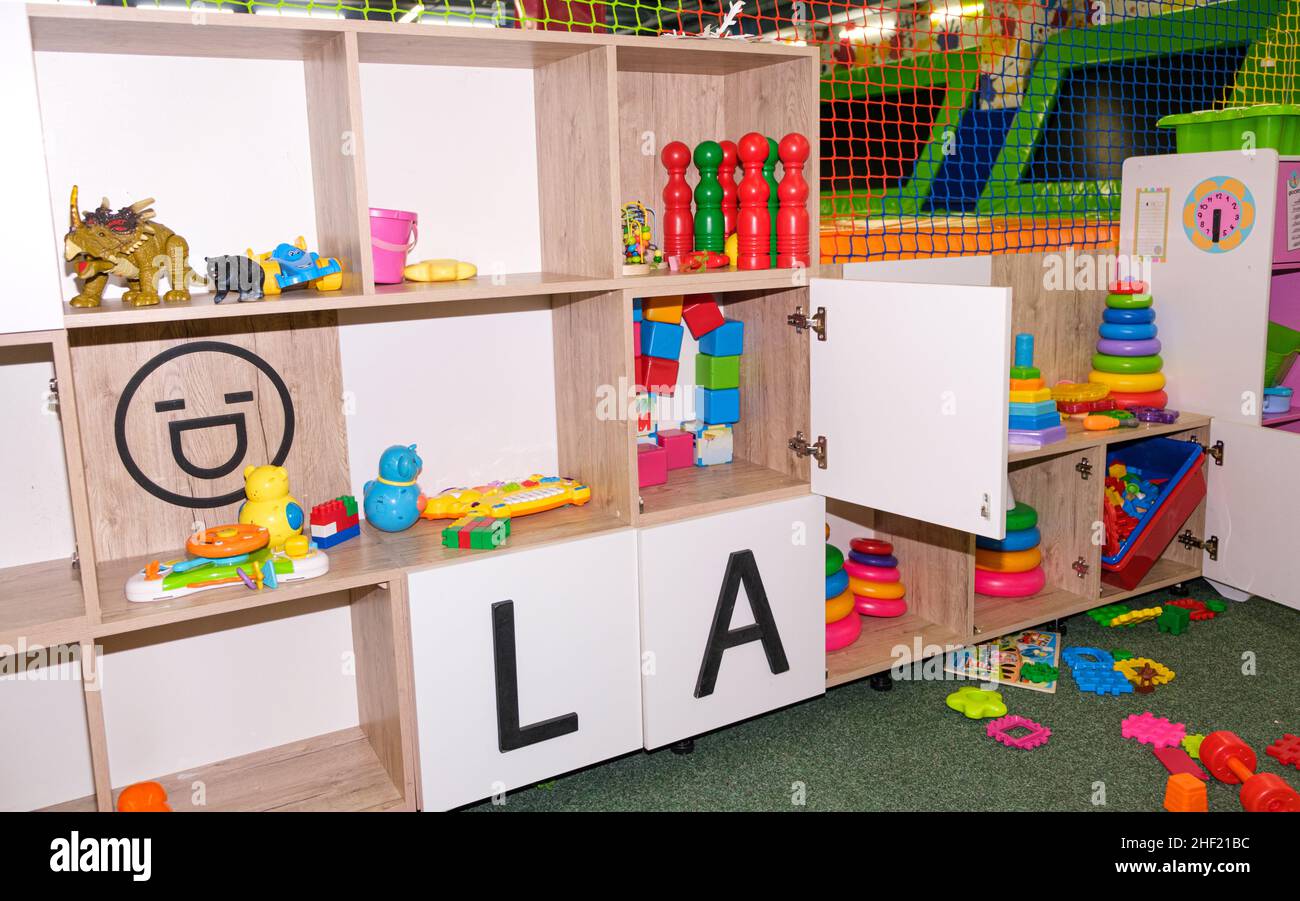 Schränke mit Spielzeug im Kinder-Entertainment-Center, Spielzeug für Kinder auf dem Regal Stockfoto