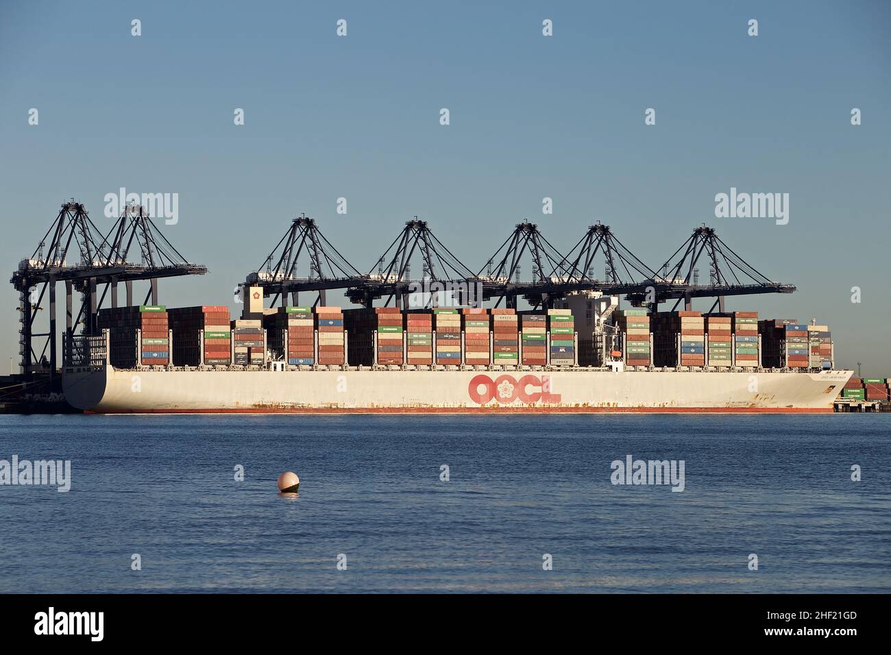 Das Containerschiff OOCL Vereinigtes Königreich dockte im Hafen von Felixstowe, Suffolk, Vereinigtes Königreich, an. Stockfoto