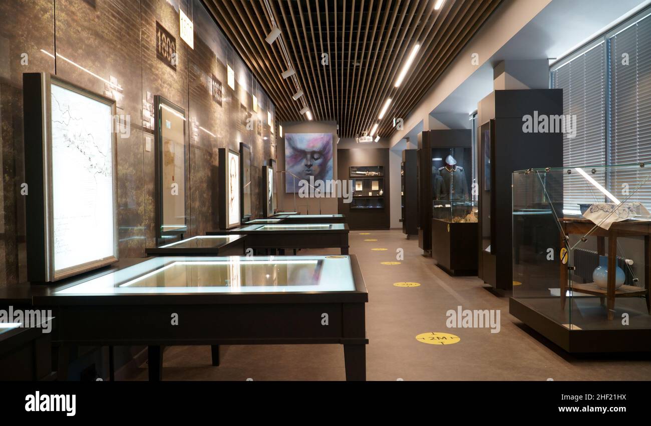 Olaine, Lettland - 11. September 2021. Die moderne Inneneinrichtung des Heimatmuseums in Panoramasicht. Die Dauerausstellung beleuchtet Stockfoto