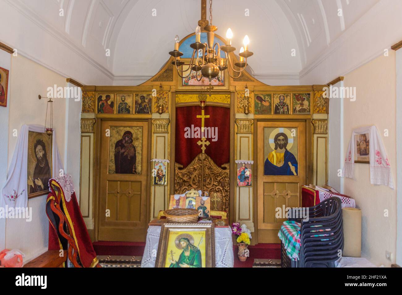 STARI BAR, MONTENEGRO - 4. JUNI 2019: Innenraum einer Kirche in einer antiken Siedlung Stari Bar, Montenegro Stockfoto