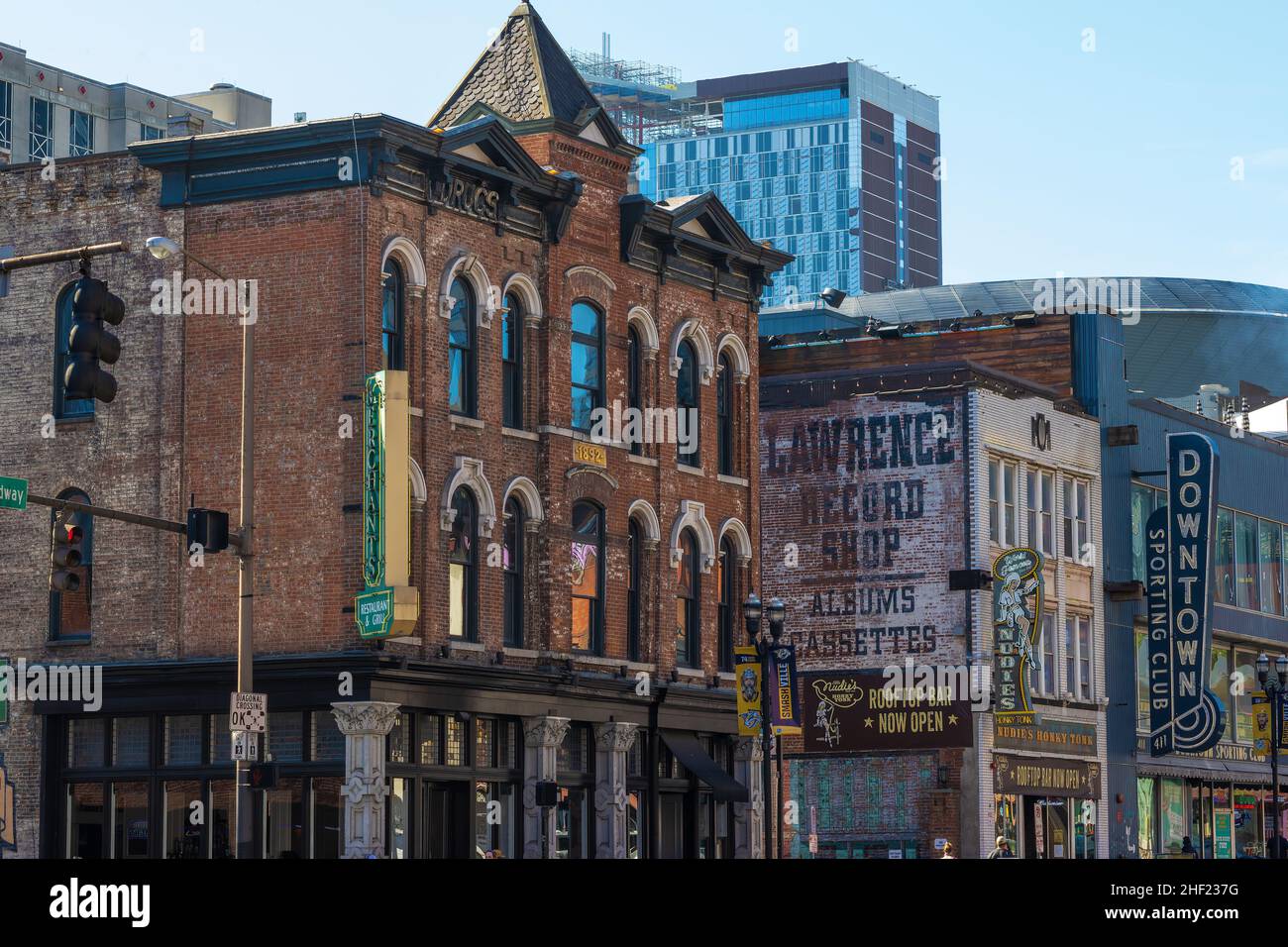 Nashville, Tennessee, USA - 7. November 2021: Altstadt von Nashville, wo Touristen an vielen Restaurants, Bars, Geschäften und Unterhaltungsangeboten vorbeilaufen. Stockfoto