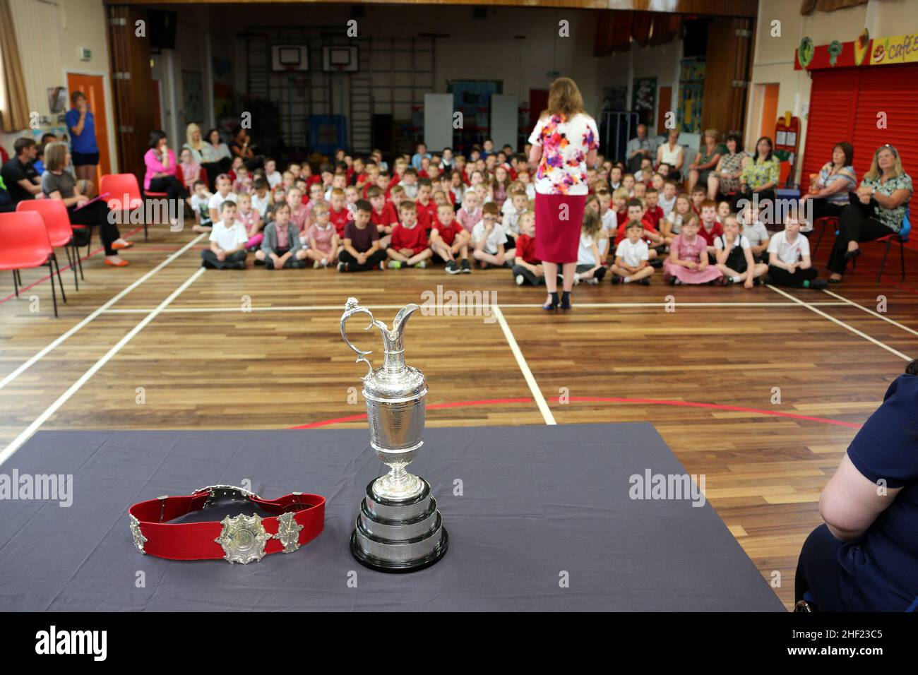 Ayrshire, Schottland, Großbritannien. Im Rahmen des Vorlaufs der Royal & Ancient Golf Club Open Championship 2015, die im Royal Troon Golf Club, Troon Ayrshire, stattfand. Die drei großen Trophäen der Claret Jug, die Amateur Championship, die Senioren Claret Jug ging um Grundschulen in Ayrshire, wo Schüler die Trophäen sehen und polieren durften. The Challenge Belt & Claret Jug an der Muirhead Primary School, Troon Stockfoto