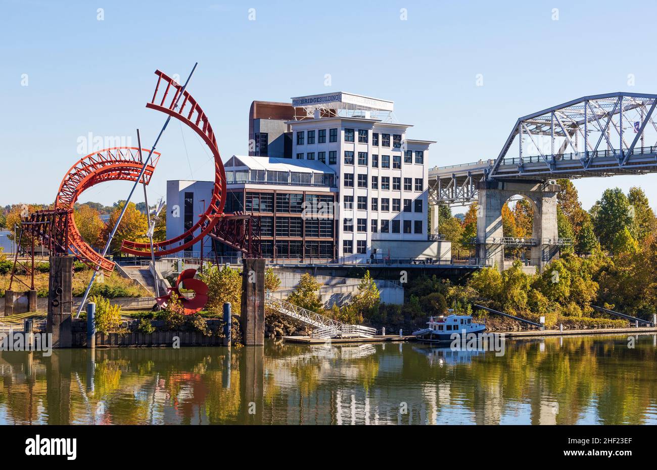 Nashville, Tennessee, USA - 7. November 2021: Dieses historische Brückengebäude für besondere Veranstaltungen liegt am Flussufer des Cumberland River in Do Stockfoto