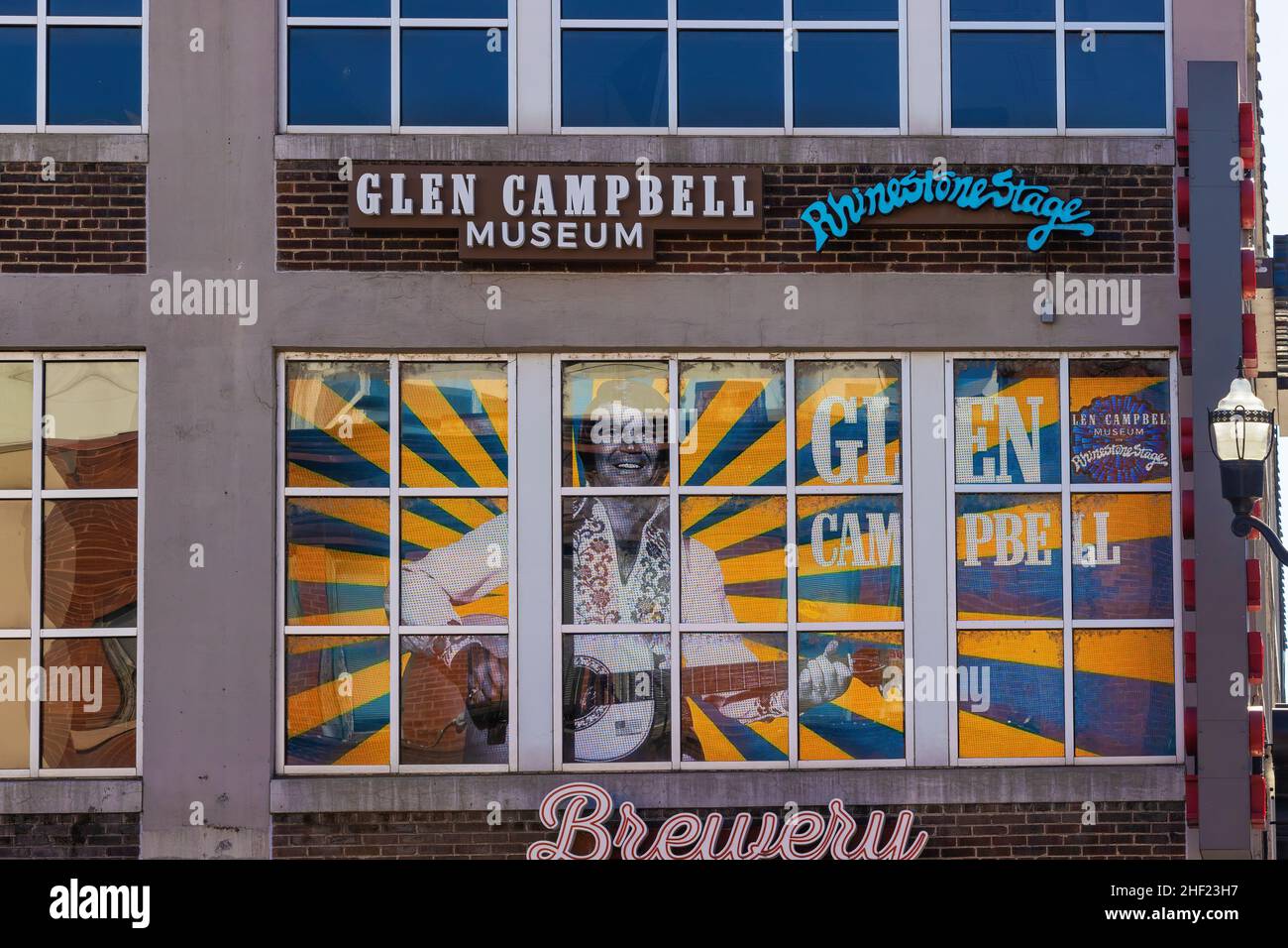 Nashville, Tennessee, USA - 7. November 2021: Glen Campbell Museum und Brauerei Gebäude in der Altstadt. Stockfoto