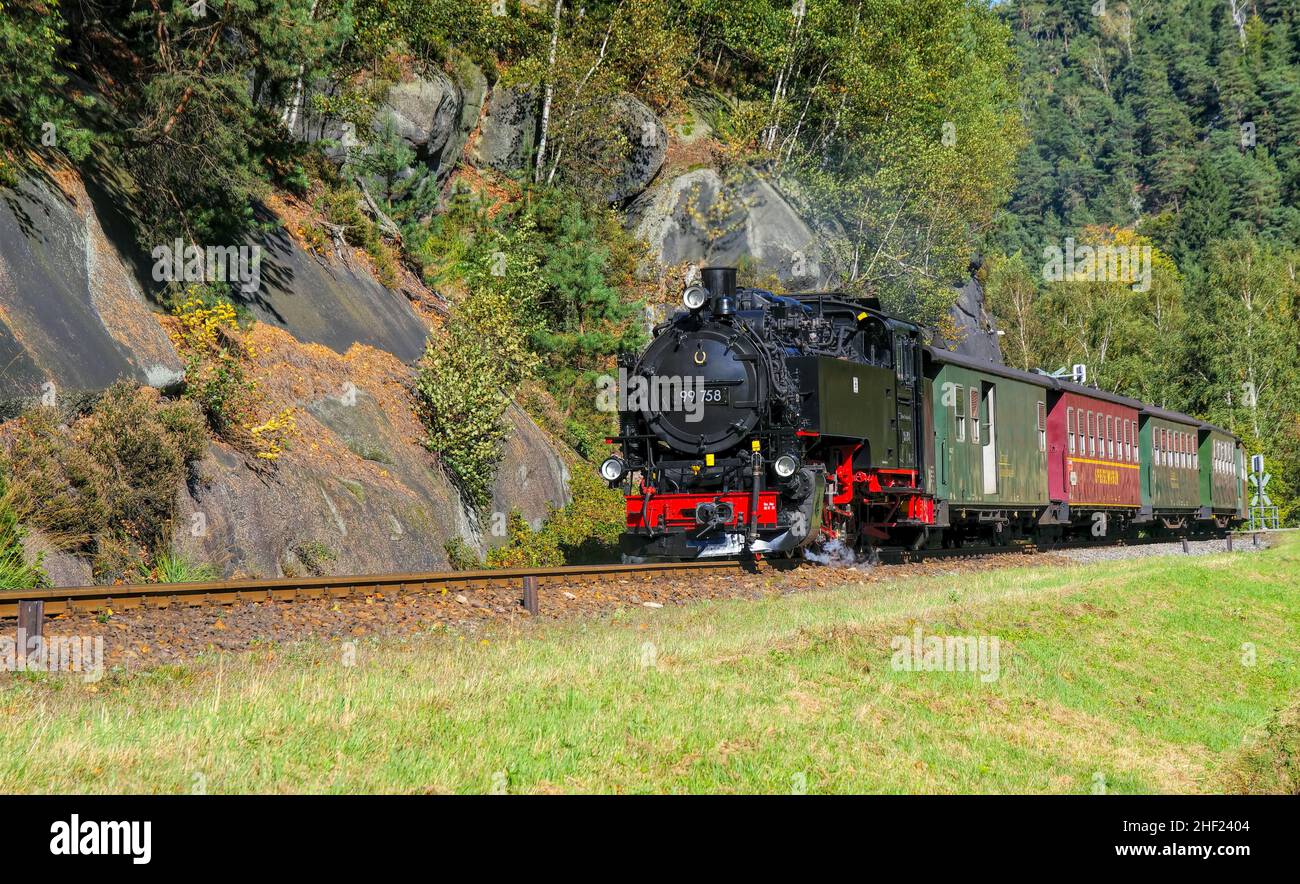 Alte Dampflokomotive in felsiger Berglandschaft Stockfoto