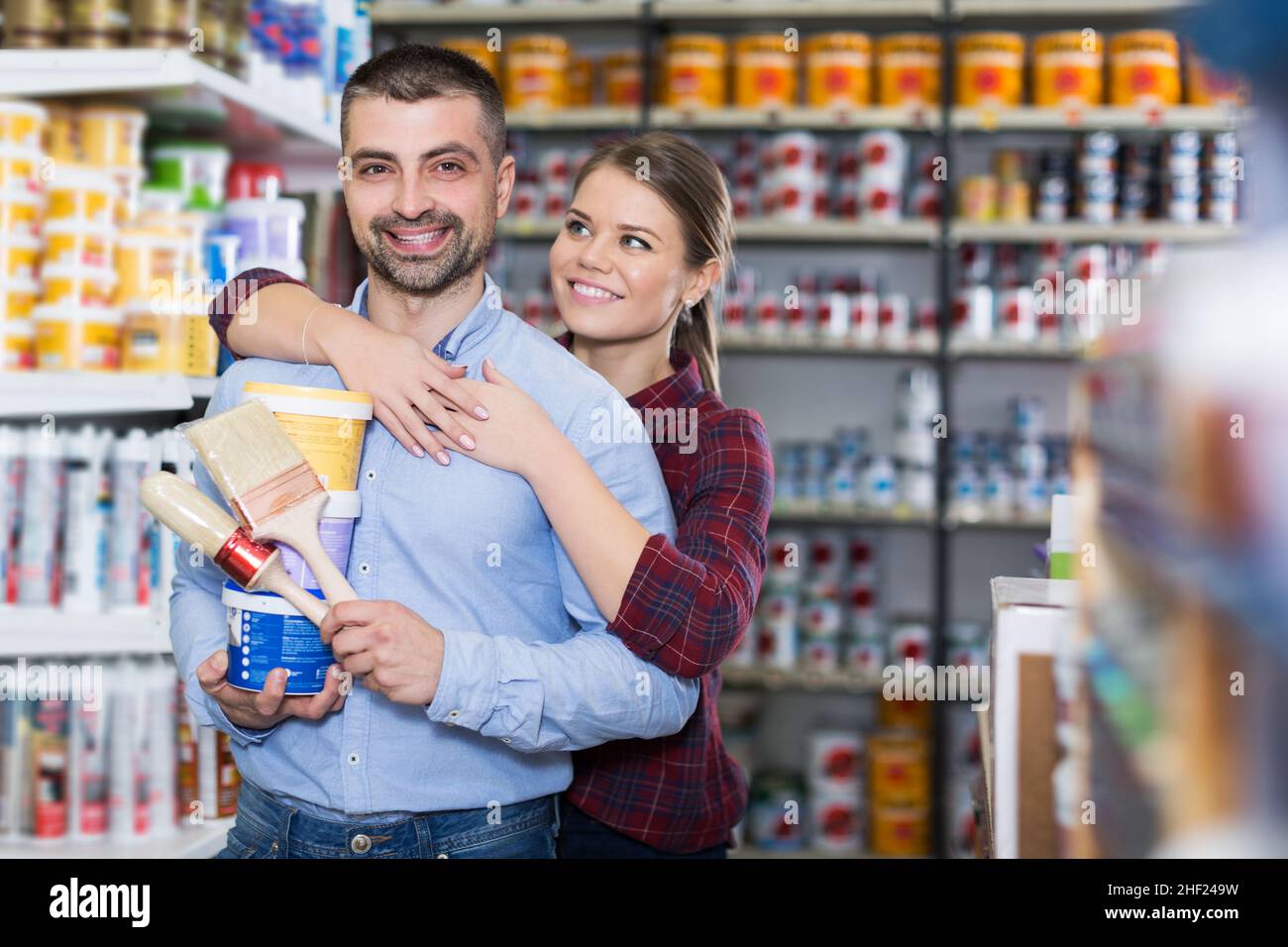 Zwei Designer halten Farbe und Pinsel in der Hand Stockfoto