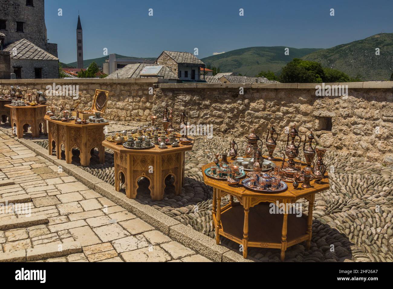 MOSTAR, BOSNIEN UND HERZEGOWINA - 10. JUNI 2019: Souvenirstände in Mostar. Bosnien und Herzegowina Stockfoto