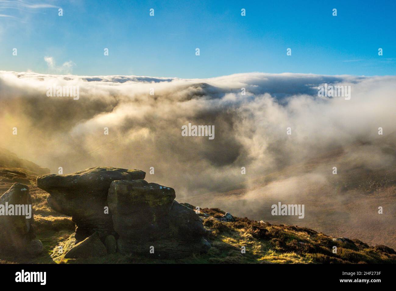 Niedrige Wolken hängen am Rand des Kinder Scout-Plateaus im Derbyshire Peak District National Park, Großbritannien. Blick von Ringing Roger Stockfoto