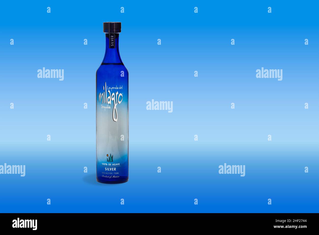 Victorville, CA / USA – 12. Januar 2022: Eine Flasche Milagro Silver Tequila aus Jalisco, Mexiko, hergestellt aus 100 Prozent blauer Agave. Stockfoto