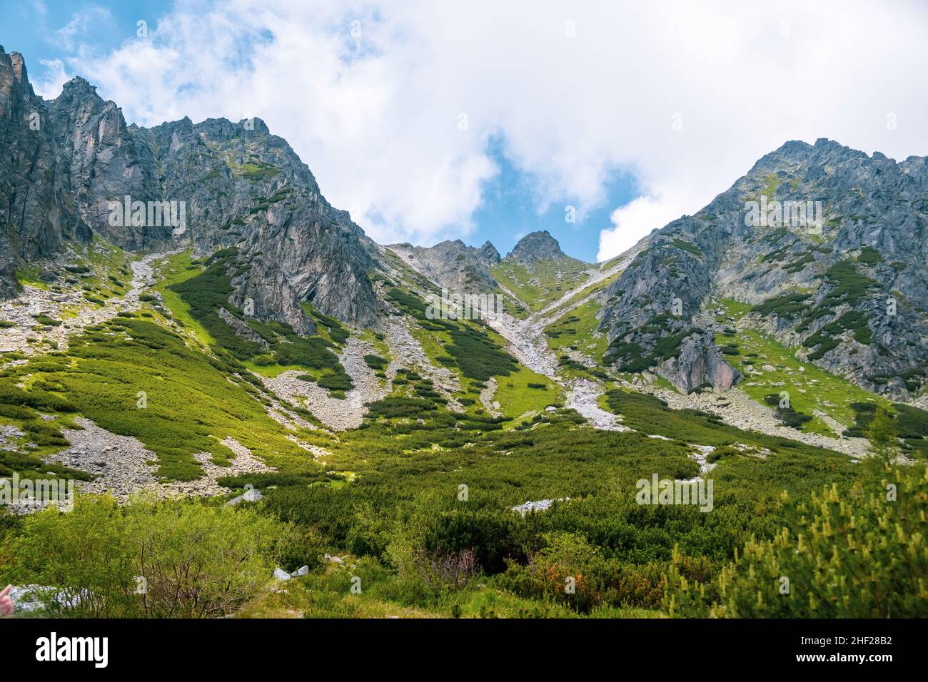 Hohe Tatra Gipfel mit dem blauen Himmel und Wolken auf dem Hintergrund in der Slowakei. Wanderwege im Sommer Stockfoto