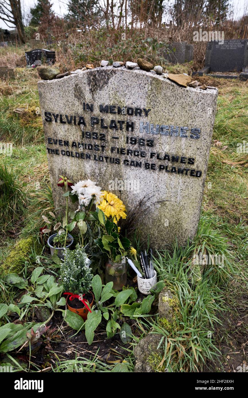Das Grab der Dichterin Sylvia Plath, Heptonstall Kirchhof, West Yorkshire. Der Gedenkstein weist darauf hin, wo jemand versucht hat, „Hughes“ zu entfernen. Stockfoto