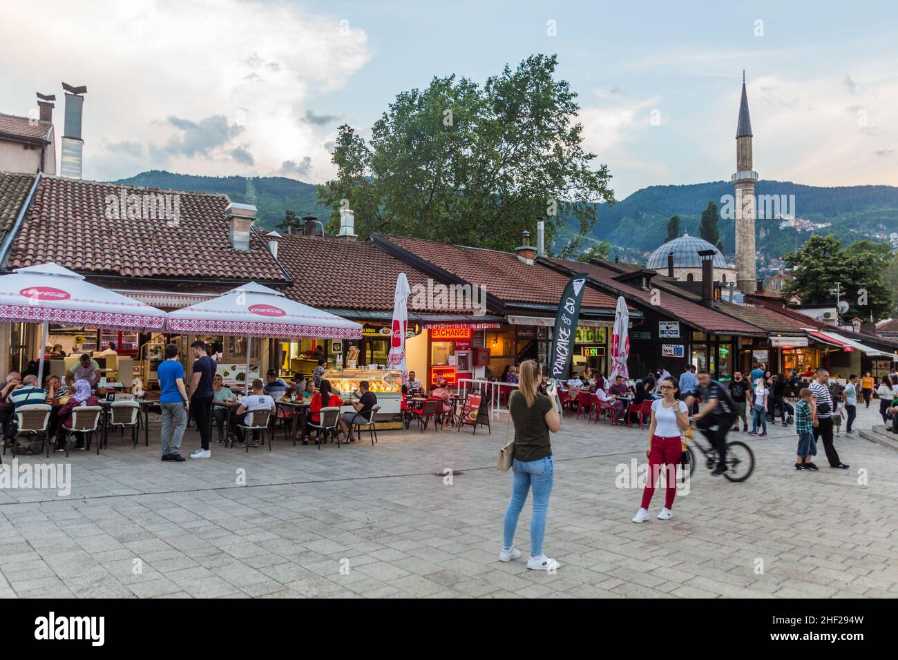 SARAJEVO, BOSNIEN UND HERZEGOWINA - 11. JUNI 2019: Platz im Bascarsija-Bezirk von Sarajevo. Bosnien und Herzegowina Stockfoto