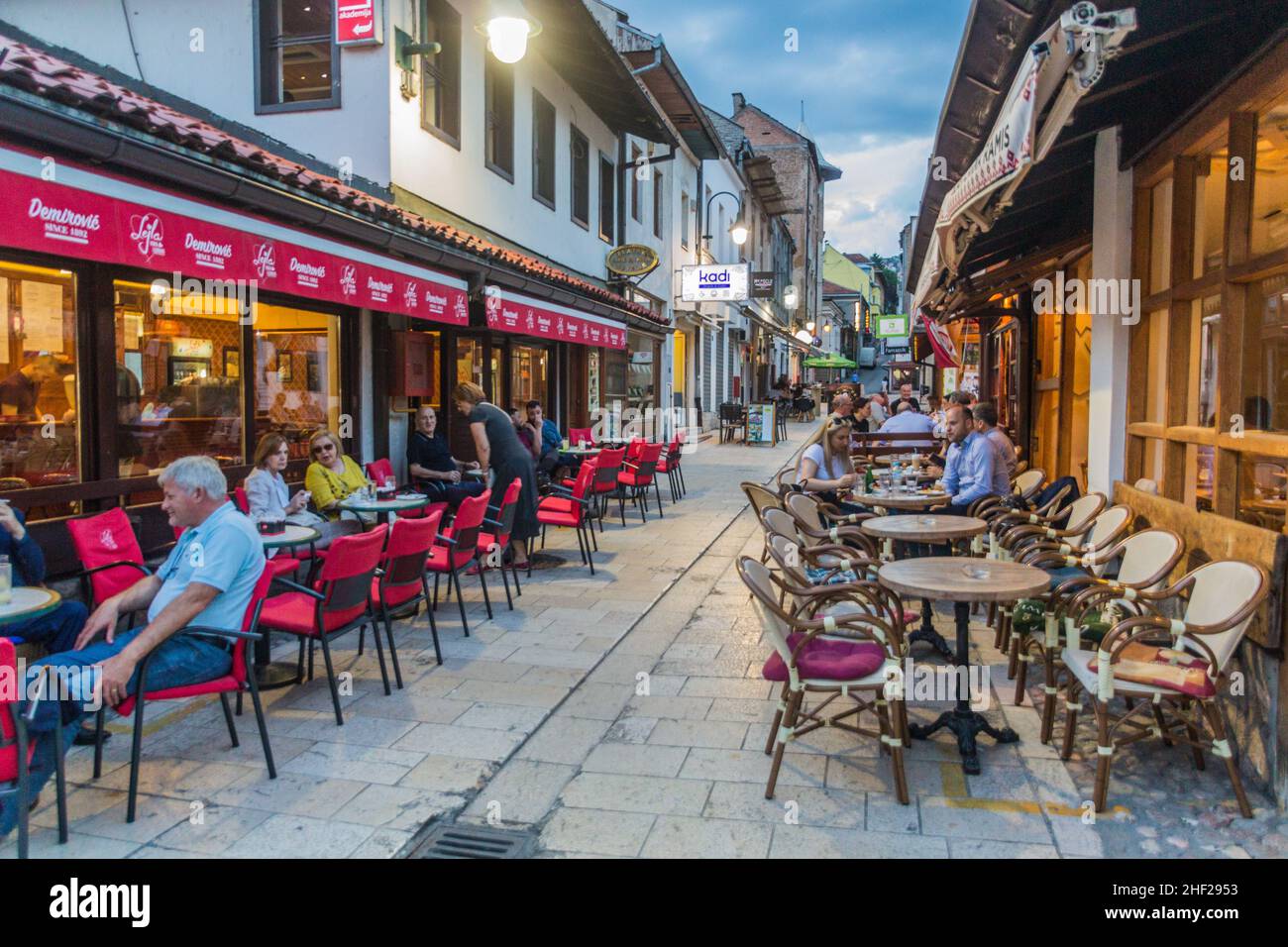 SARAJEVO, BOSNIEN UND HERZEGOWINA - 11. JUNI 2019: Schmale Straße mit Cafés in Bascarsija Bezirk von Sarajevo. Bosnien und Herzegowina Stockfoto