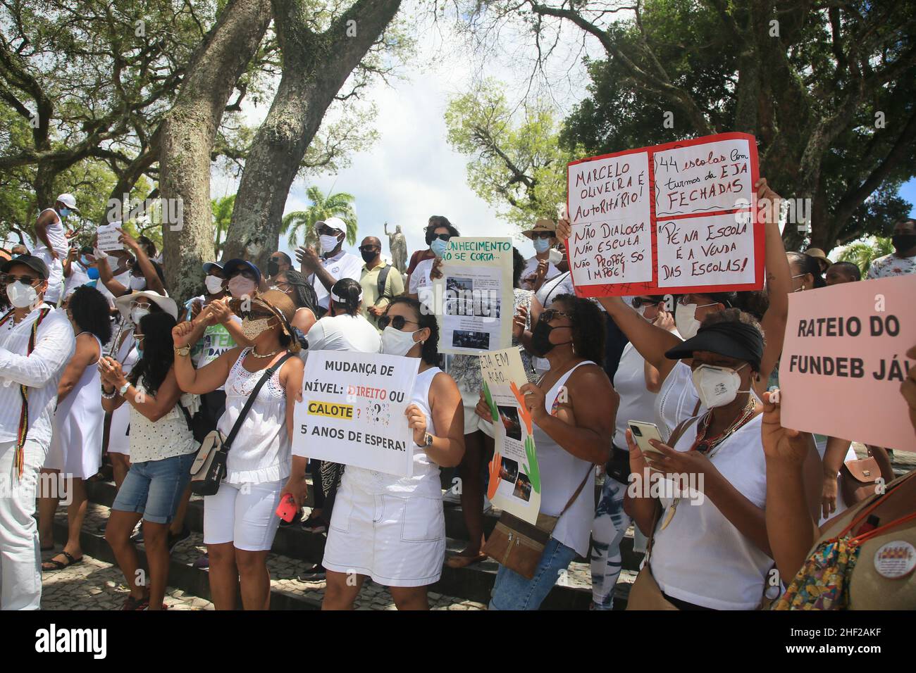 salvador, bahia, brasilien - 13. januar 2022: Protest von Lehrern des städtischen Schulsystems in der Stadt Salvador. Die Gruppe bittet um die Trans Stockfoto