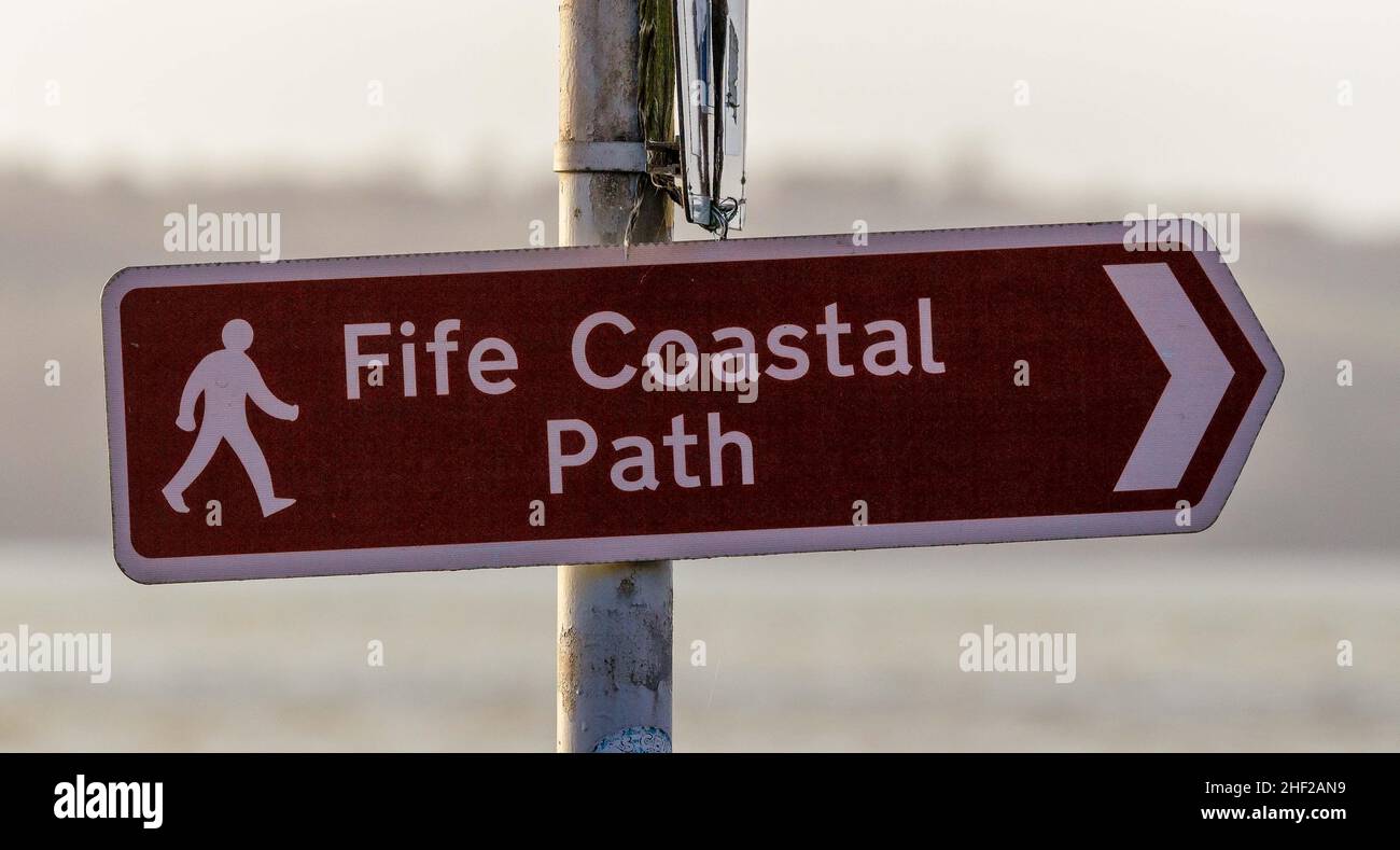 Schild „Fife Coastal Path“ an der North Queensferry, Fife, Scotland, UK Stockfoto