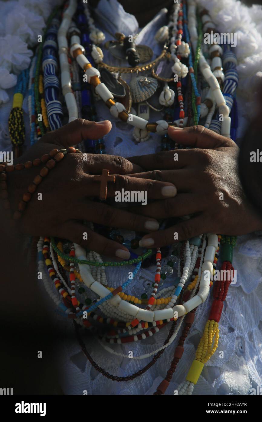 salvador, bahia, brasilien - 13. januar 2022: Ein Meister der Candomble-Religion, der bei einem Besuch der Basilika von Senhor do Bonfim in der Stadt Sal gesehen wurde Stockfoto