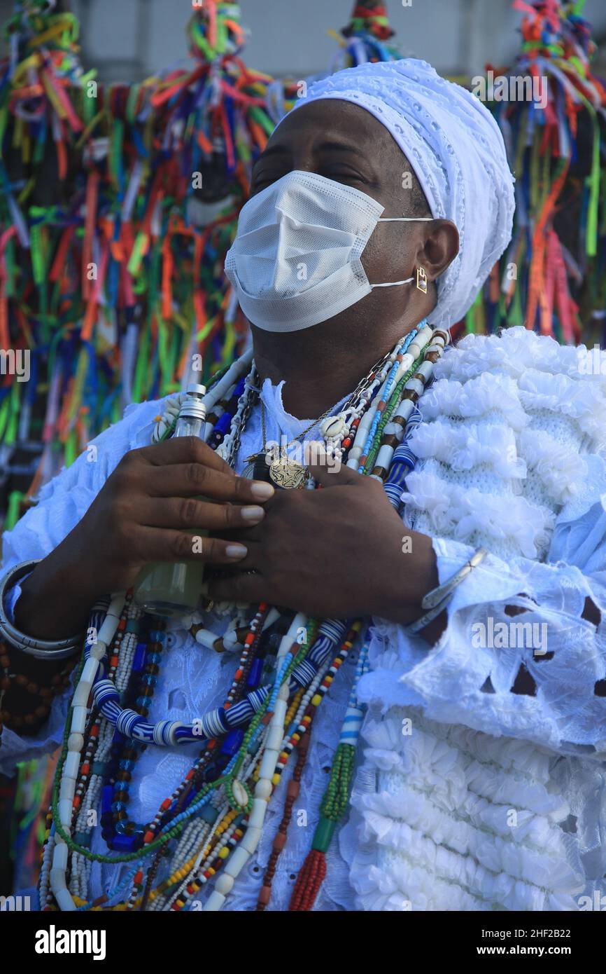 salvador, bahia, brasilien - 13. januar 2022: Ein Meister der Candomble-Religion, der bei einem Besuch der Basilika von Senhor do Bonfim in der Stadt Sal gesehen wurde Stockfoto