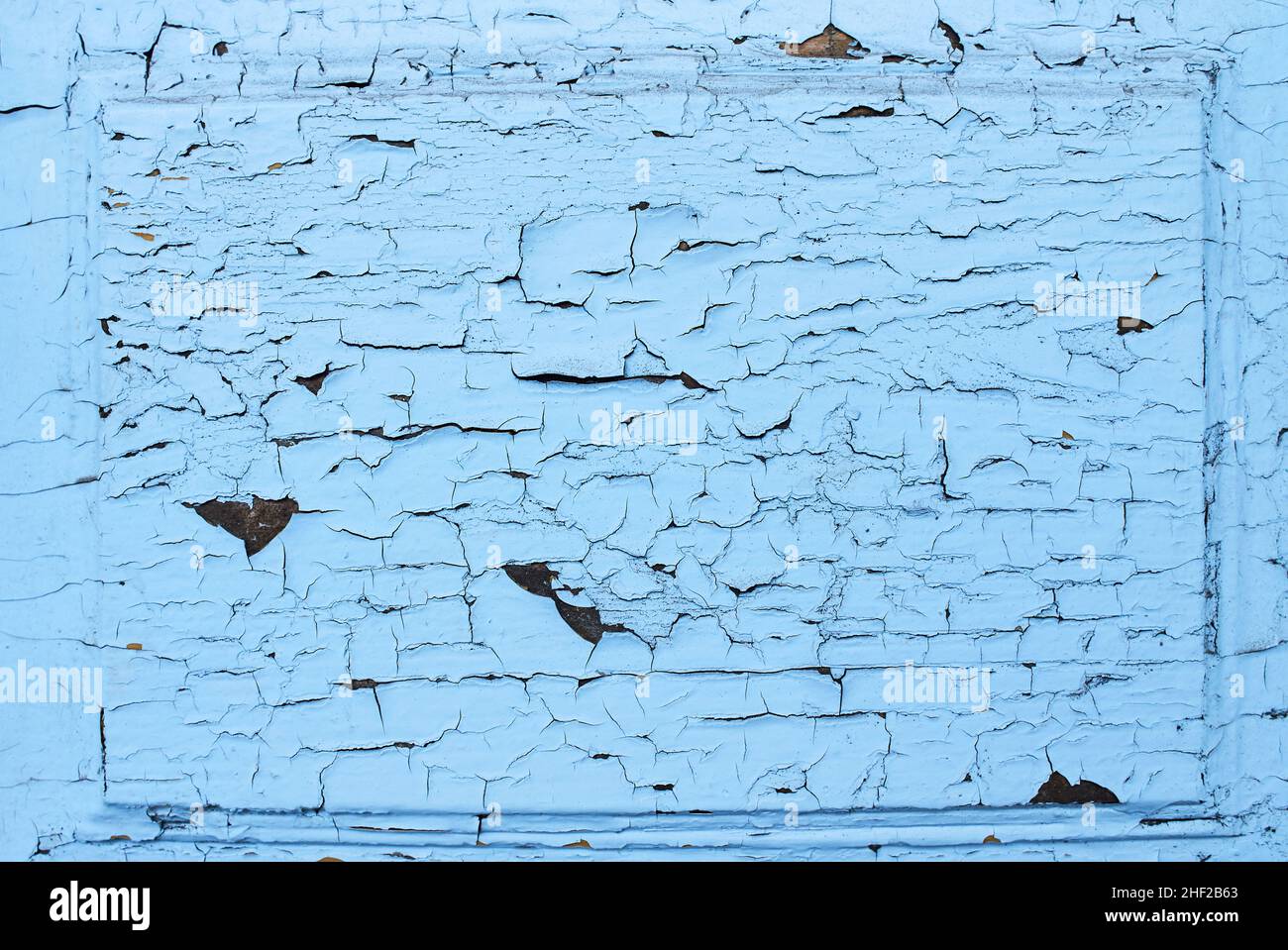 Alte schäbige Holzplanken mit rissiger Farbe, Hintergrund. Hellblau Stockfoto