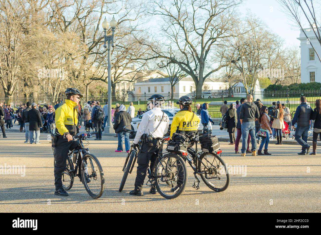 Polizeibeamte, die an einem sonnigen Tag in Washington DC, USA, auf dem Lafayette Square hinter dem Weißen Haus mit ihren Fahrrädern chattern und patrouillieren Stockfoto
