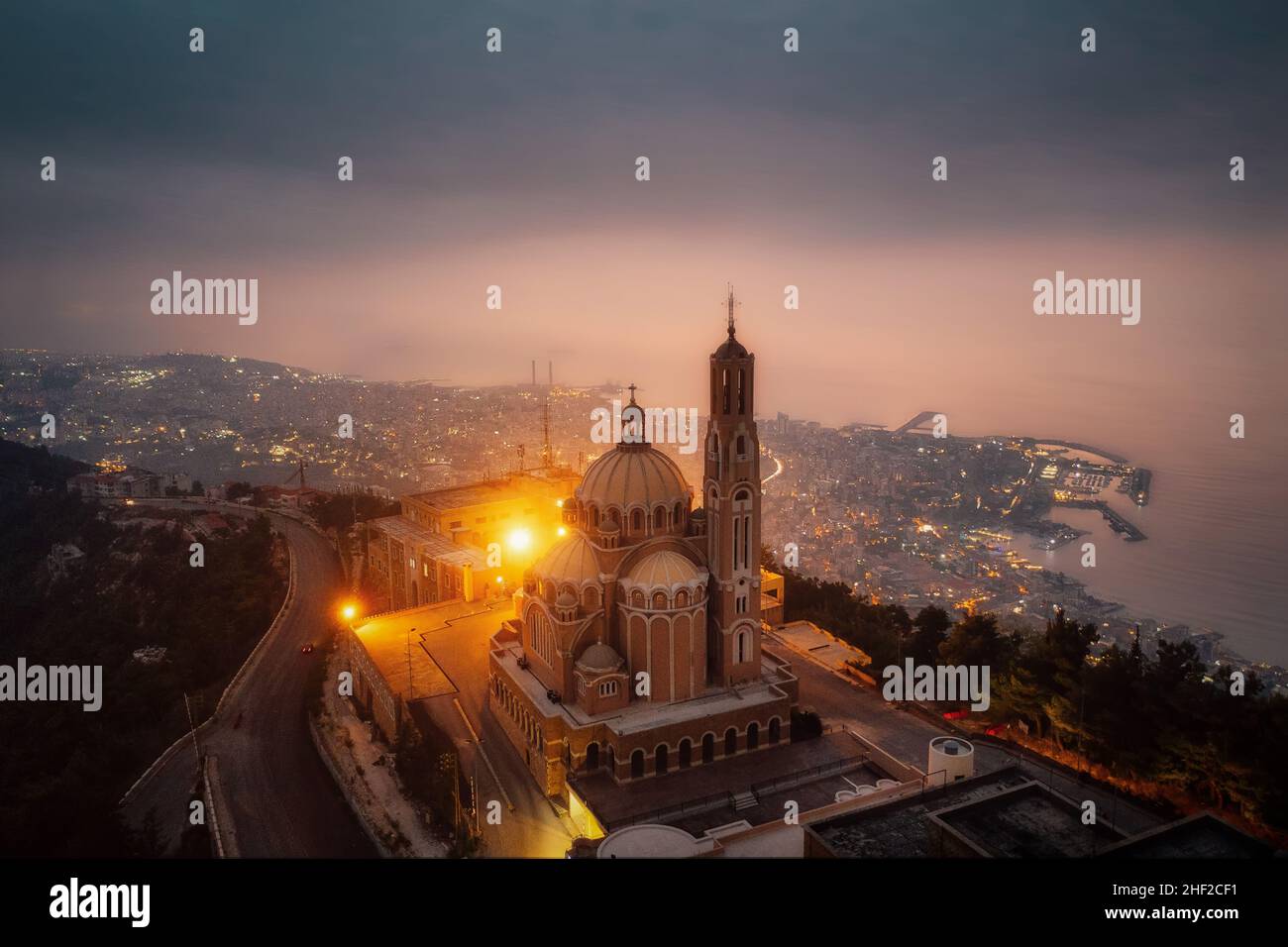 Harissa mit Blick auf Beirut, Libanon bei Nacht, aufgenommen im Oktober 2021, nachbearbeitet mit Belichtungsreiheneinlage Stockfoto