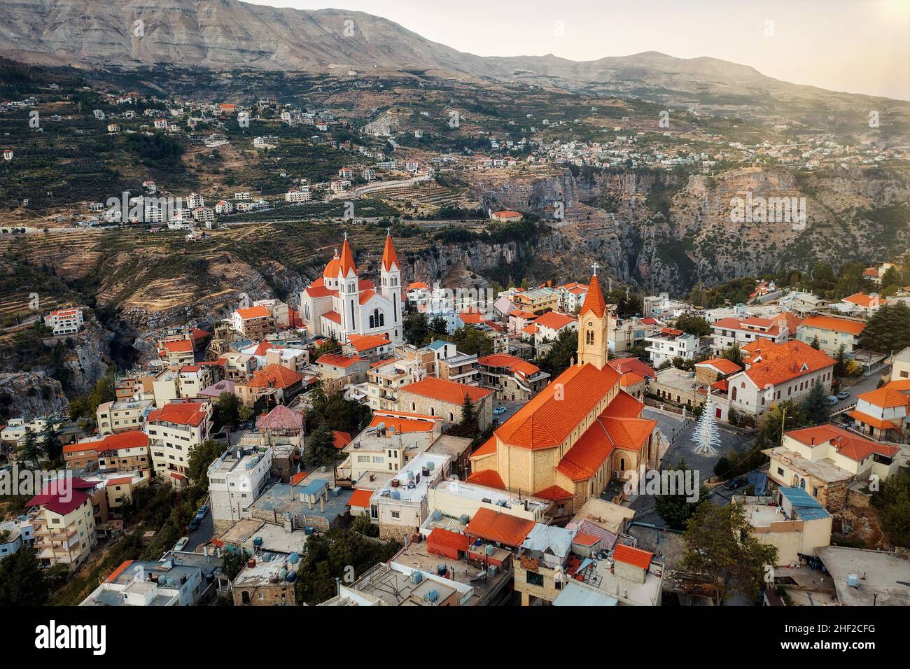 Bsharri Village in den Bergen des Libanon, nachbearbeitet mit Expositionsklammer Stockfoto