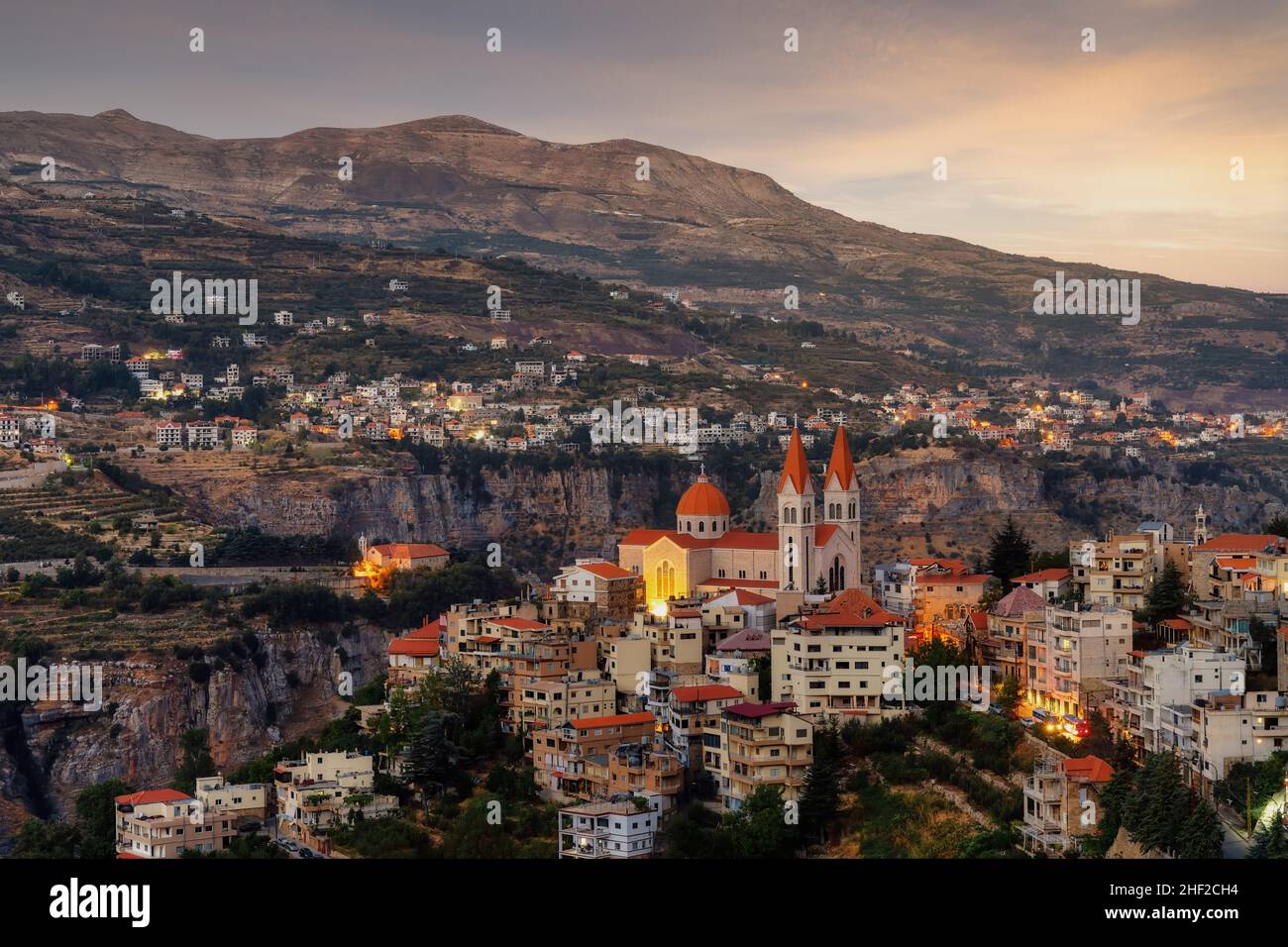 Bsharri Village in den Bergen des Libanon, nachbearbeitet mit Expositionsklammer Stockfoto