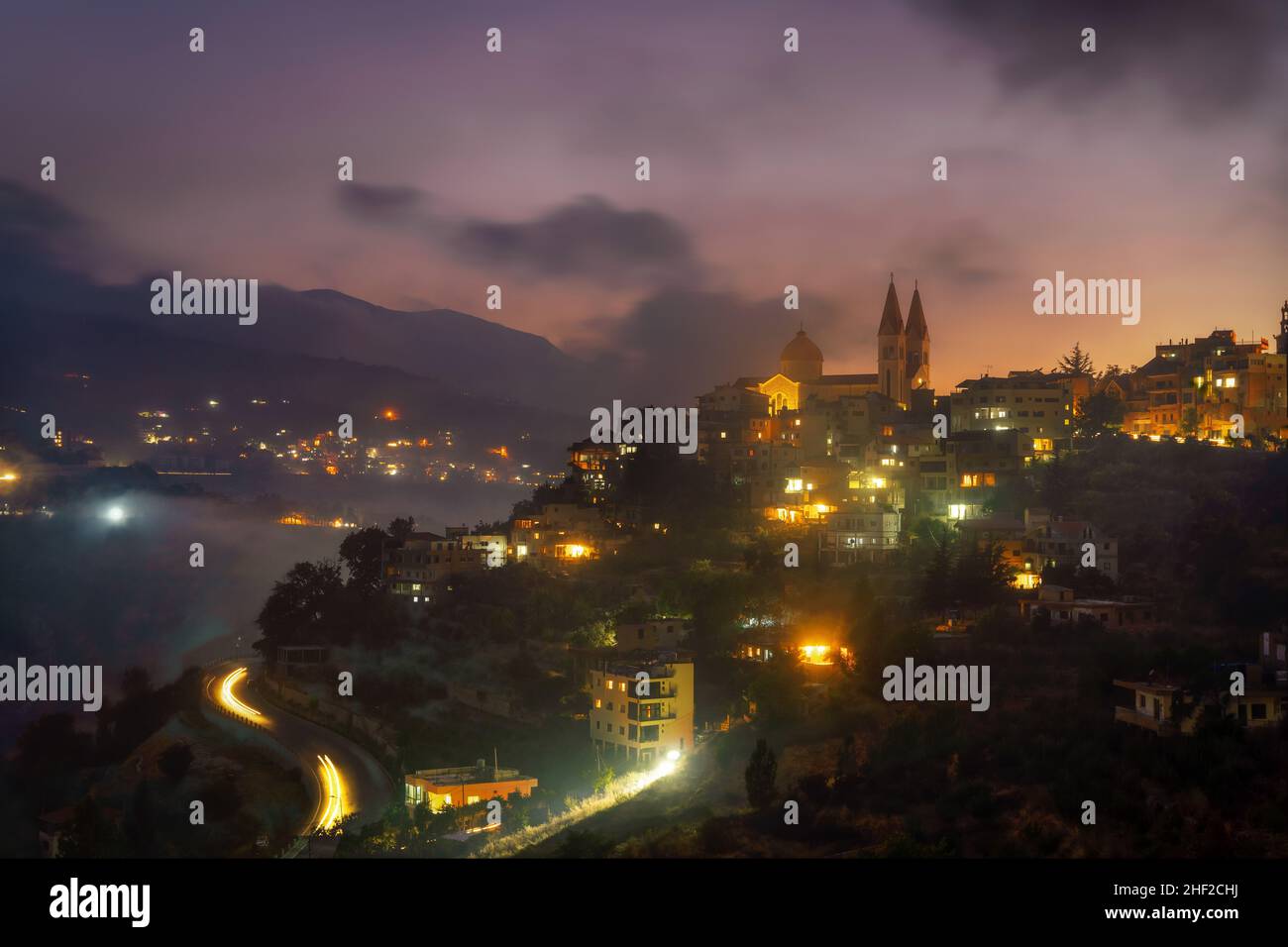 Bsharri Village in den Bergen des Libanon, nachbearbeitet mit Expositionsklammer Stockfoto