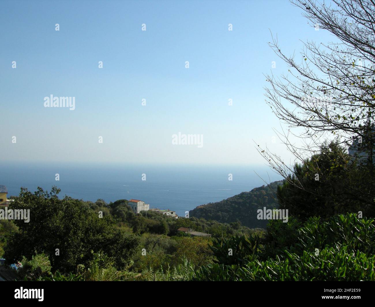 Sorrento ist eine Küstenstadt im Südwesten Italiens, mit Blick auf die Bucht von Neapel auf der Halbinsel Sorrentine. Es liegt auf den Klippen, die die Stadt von den geschäftigen Yachthäfen trennen, und ist bekannt für seinen atemberaubenden Blick auf das Wasser und den von Cafés gesäumten Platz Piazza Tasso. Das historische Zentrum ist ein gewirr aus engen Gassen, in dem sich die Chiesa di San Francesco befindet, eine Kirche aus dem 14th. Jahrhundert mit einem ruhigen Kreuzgang Stockfoto