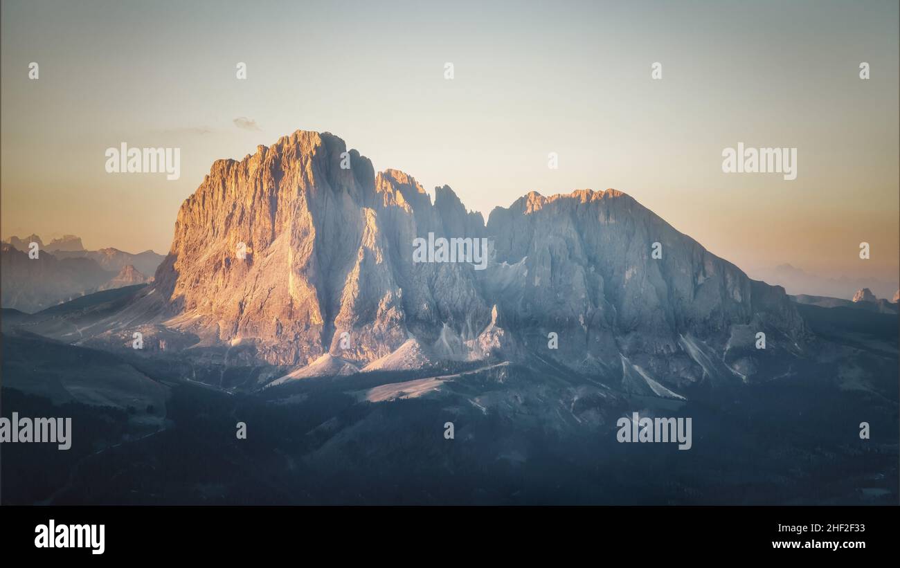 Seiser Alm (Seiser Alm) in den Dolomiten in Italien bei Sonnenuntergang, nachbearbeitet mit Expositionsklammer Stockfoto