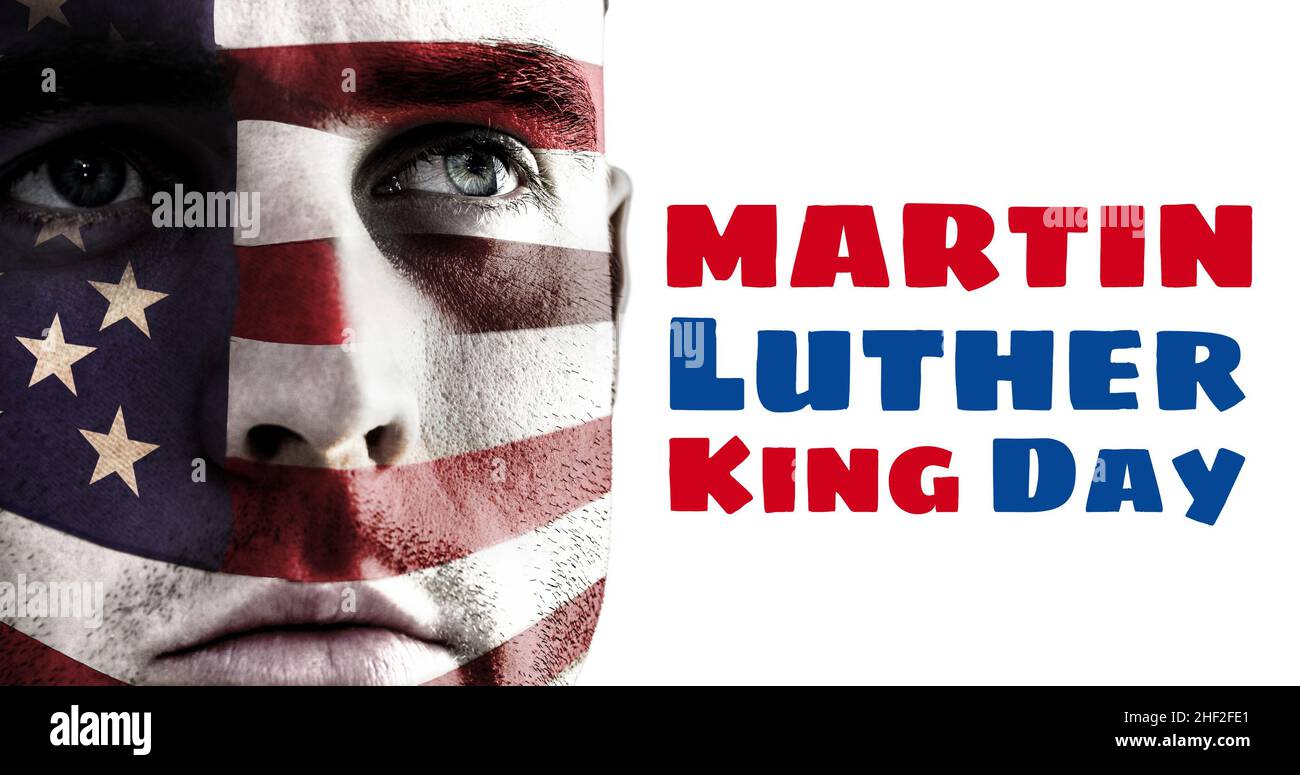 Mann mit amerikanischer Flagge Gesichtsfarbe von martin luther King Tag Text auf weißem Hintergrund Stockfoto