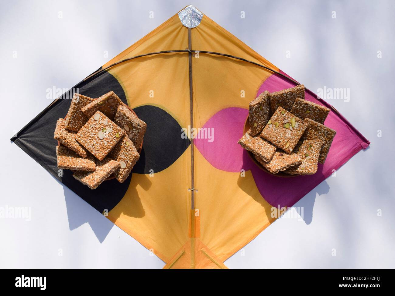 Badam Pista Gur Patti Gajak . Es besteht aus Zacken- und Sesamplatten mit Mandeln und Pistachhio. Til chikki auf dem Drachen für makarsankrant Festival uttara Stockfoto