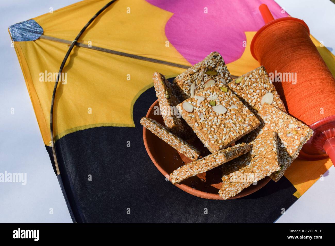 Badam Pista Gur Patti Gajak . Es besteht aus Zacken- und Sesamplatten mit Mandeln und Pistachhio Stockfoto