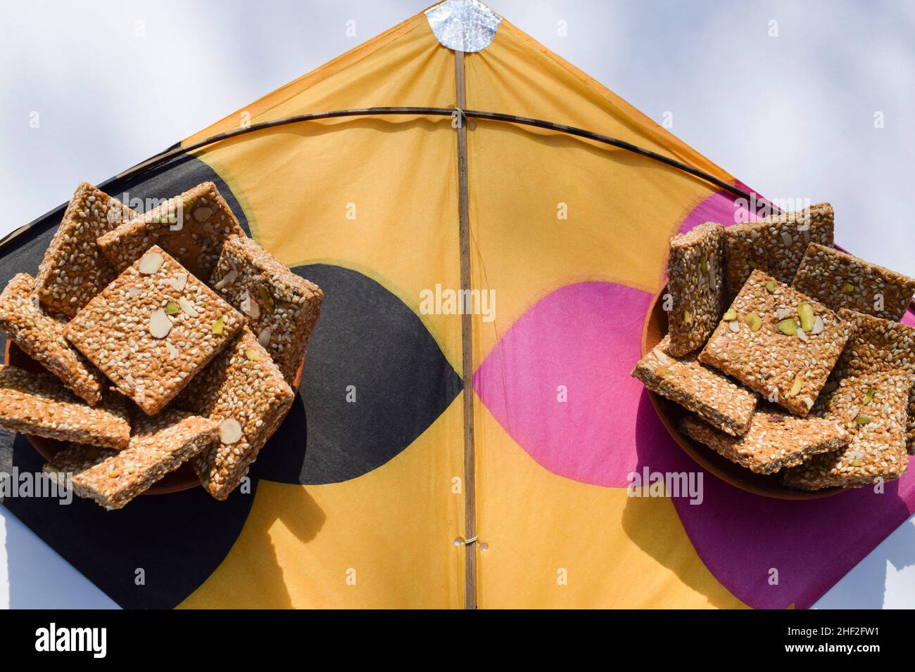 Badam Pista Gur Patti Gajak . Es besteht aus Zacken- und Sesamplatten mit Mandeln und Pistachhio. Til chikki auf dem Drachen für makarsankrant Festival uttara Stockfoto