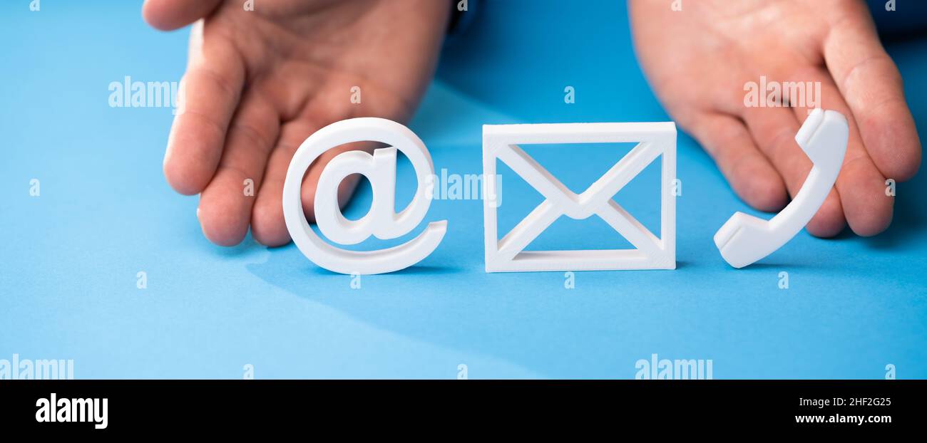 Verschiedene Kontaktmethoden. Weiße Symbole Für Telefon, E-Mail Und Post Stockfoto