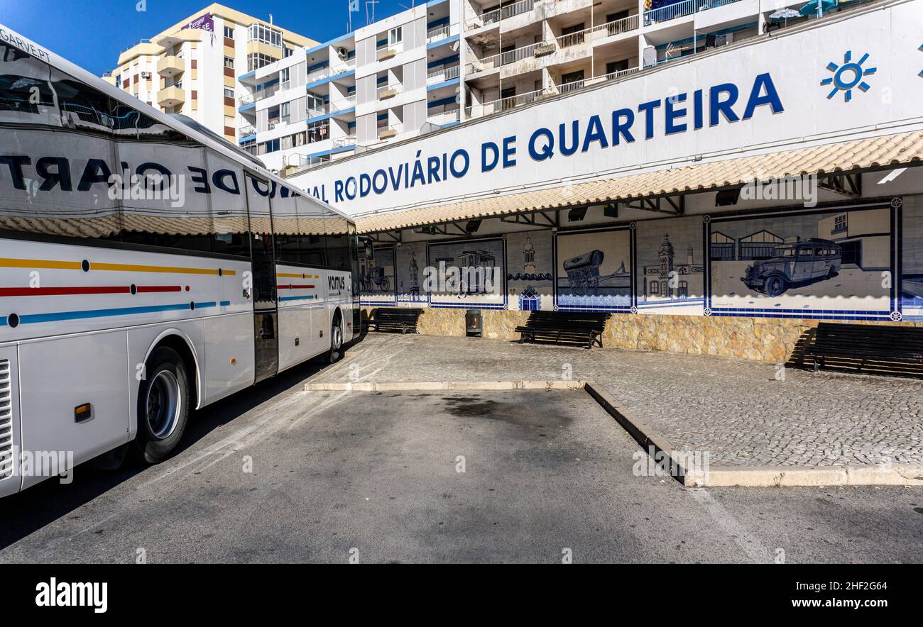 Der Busbahnhof in Quarteira, Portugal mit einem Wandbild in portugiesischen blauen Fliesen, das Vintage-Transport zeigt.Kunstwerk von José Campina, Eva Caiado, P. Nunes Stockfoto