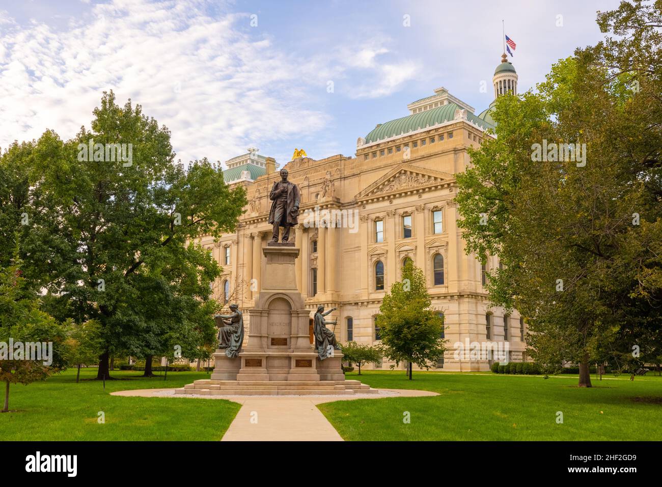 Indianapolis, Indiana, USA - 19. Oktober 2021: Thomas A Hendricks Monument die weiblichen Skulpturen von Richard Henry Park repräsentieren Gerechtigkeit und Geschichte Stockfoto