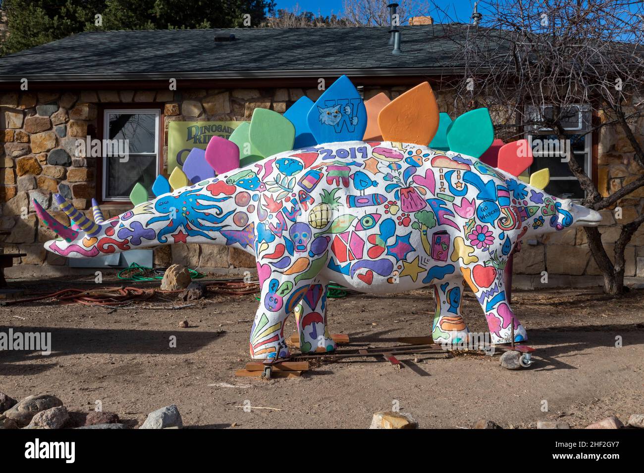 Morrison, Colorado - Ein dekoriertes Modell eines Stegosaurus am Eingang zum Dinosaur Ridge. Besucher können Hunderte von Dinosaurier-Fußabdrücken entlang der sehen Stockfoto